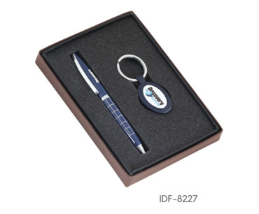 Executive gift pen and chain